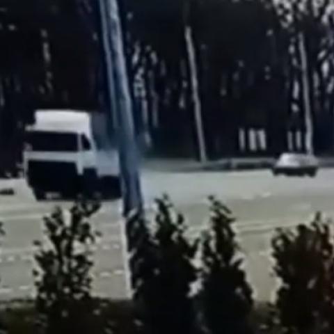 Переходившую дорогу в неположенном месте женщину сбила фура в Черкесске. Видео